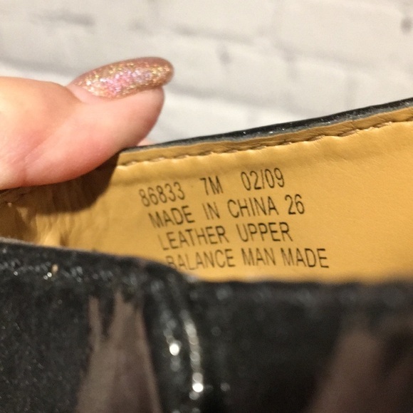 Clarks Patent and cork Flip flops sz7m - Picture 7 of 8